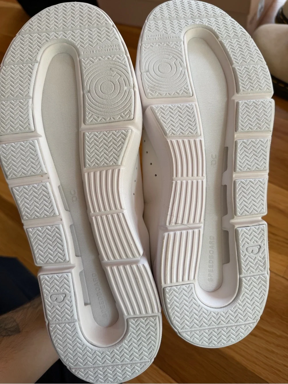 On Running THE ROGER Advantage Tennis Sneaker